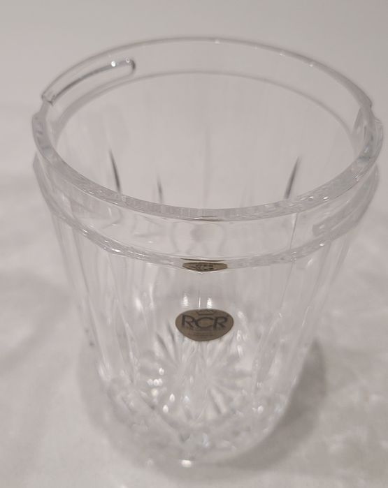 Garrafas de whisky de cristal e baldes