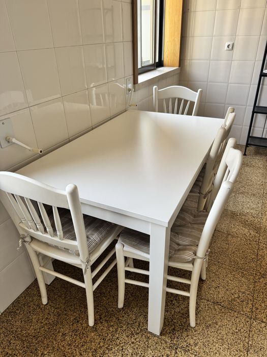 Conjunto de mesa de jantar extensível do IKEA e 4 cadeiras.