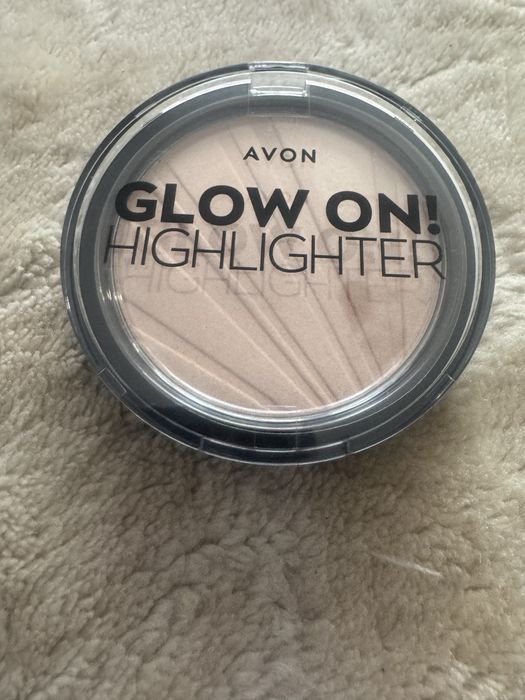 Puder rozświetlający Avon Golden Glow