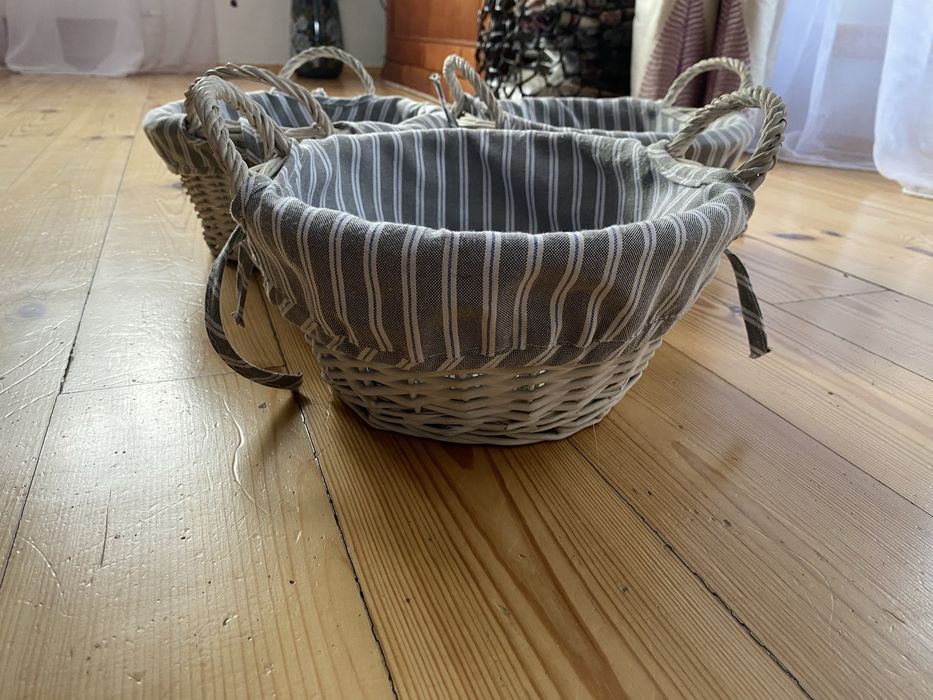 Trzy wiklinowe koszyki