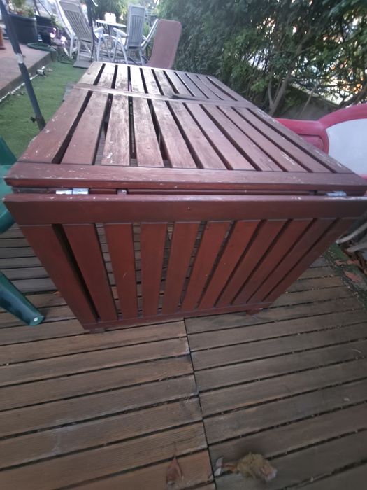 Mesa de jardim em madeira