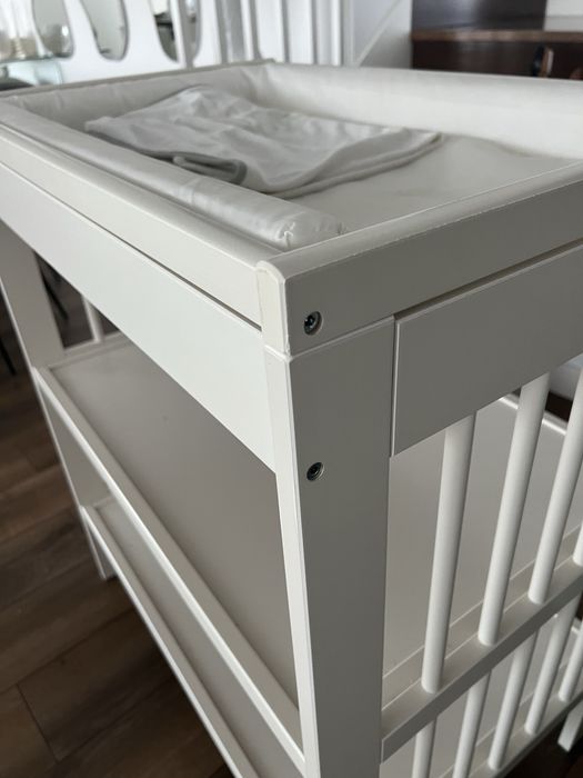 Trocador Gulliver da Ikea com colchão e duas capas