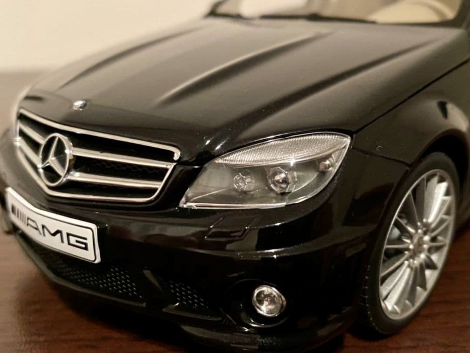 Модель AUTOart Mercedes-Benz W204 C63 AMG 1/18