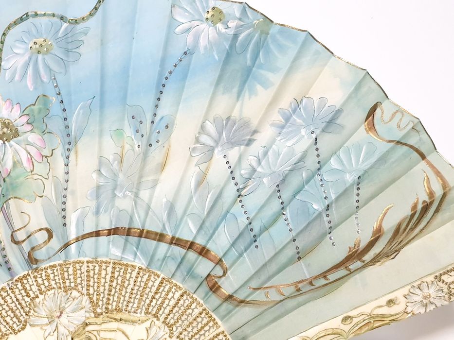 Maravilhoso precioso antigo leque Arte Nova com malmequeres