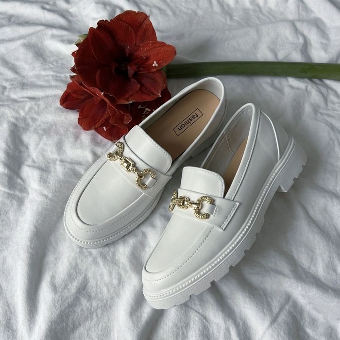 Śmietankowe mokasyny chunky loafers old money złota klamra