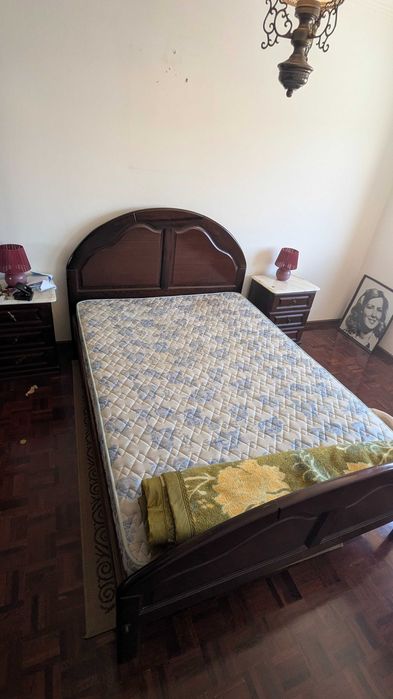 Diversas mobílias para venda, mesas, camas, cabeceiras, cómodas, máquina de costura Singer e quadro