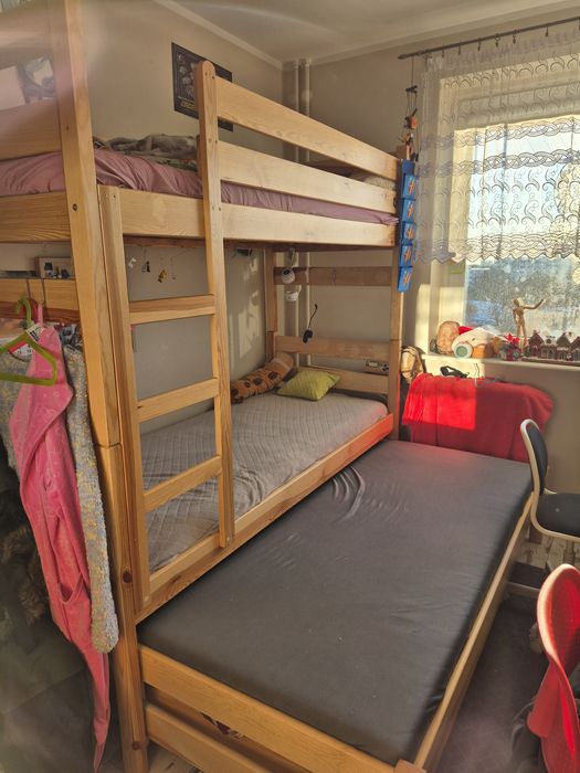 Łóżko piętrowe z wysuwką