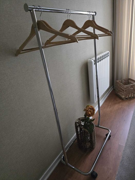 Charriot em metal de boa qualidade, excelente estado