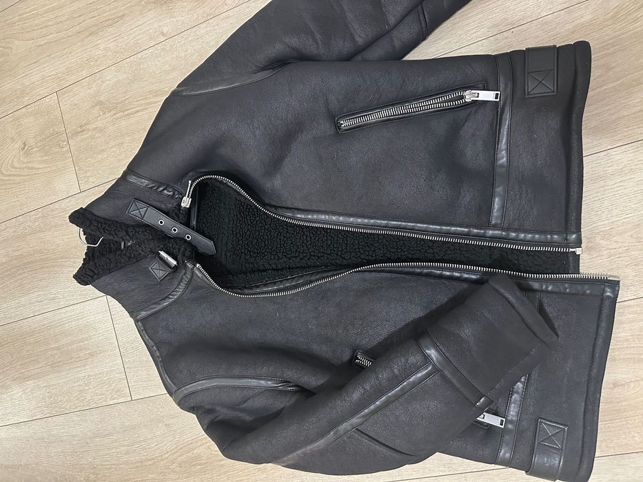 Чорна куртка ,тепла, холодна зима та весна/ осінь