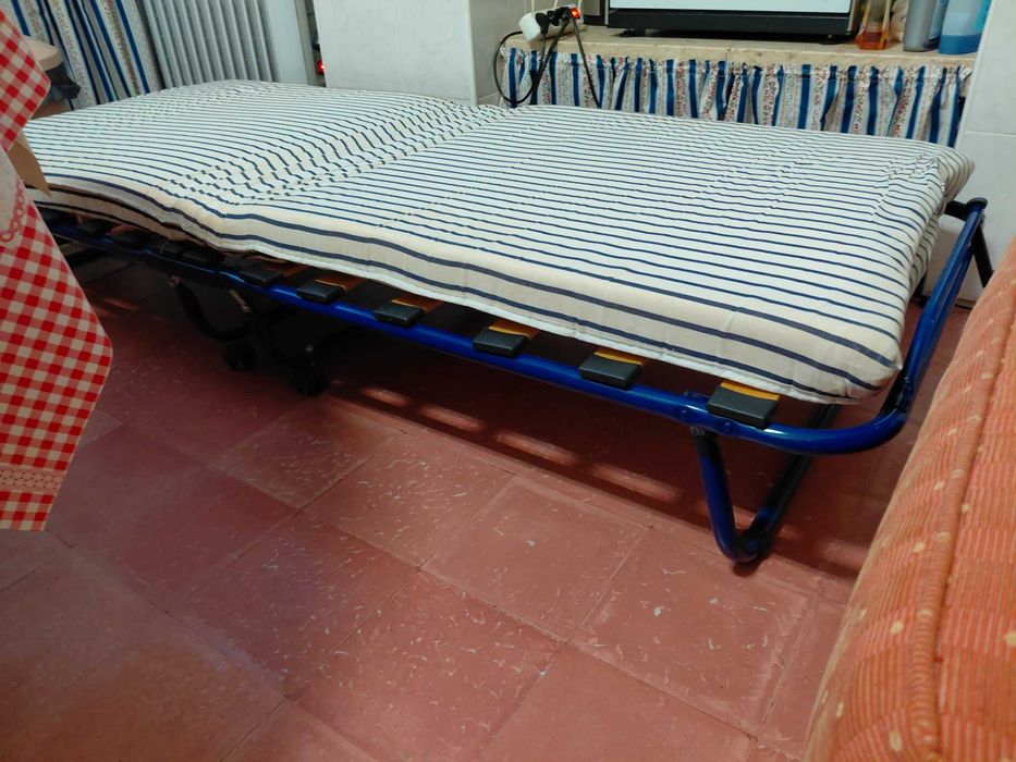 Cama dobrável prática e funcional com Colchão