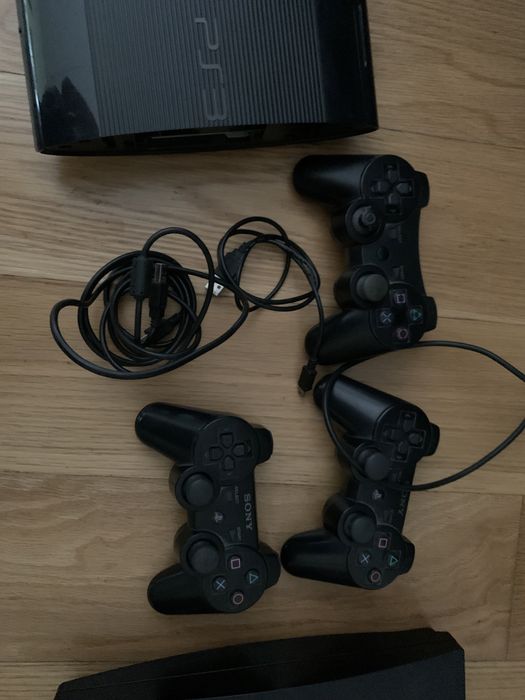 PS3 + Comandos + carregador