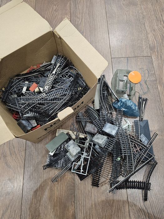 Zestaw modelarski H0: Duża ilość torów, rozjazdy, budynki i akcesoria