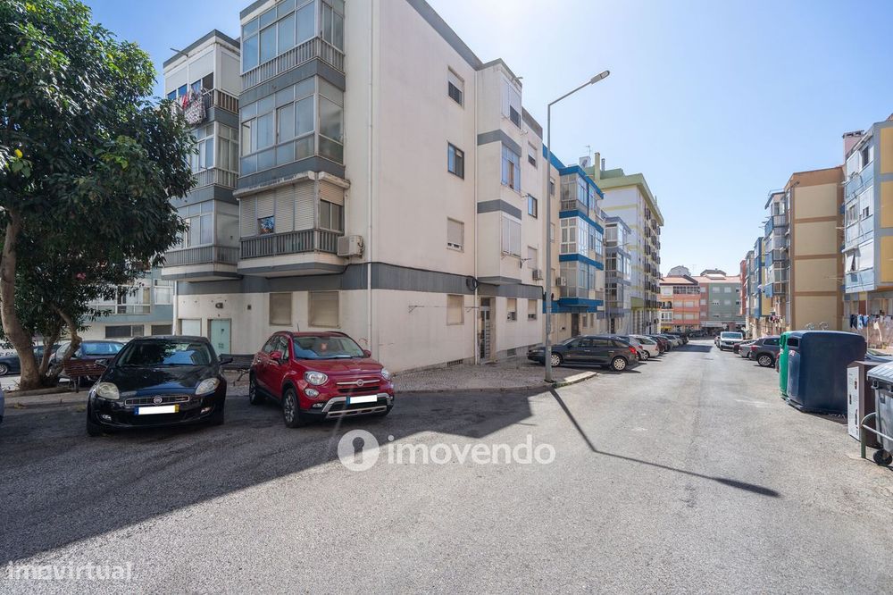 Apartamento T2, com boa luz natural, em Odivelas