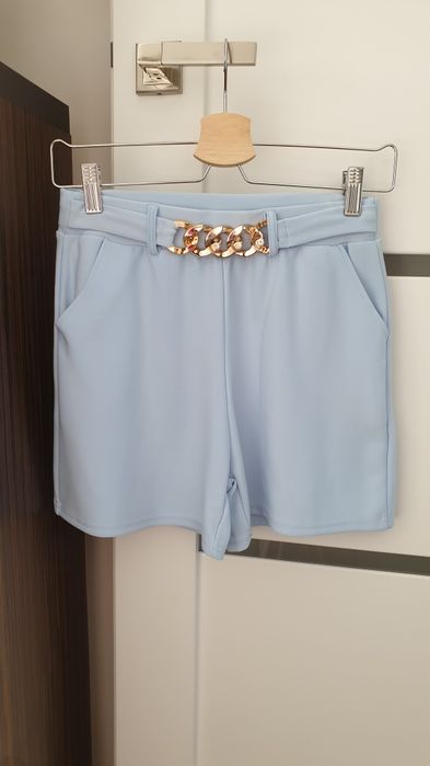 Spodenki jasnoniebiesie z łańcuszkiem rozm. S