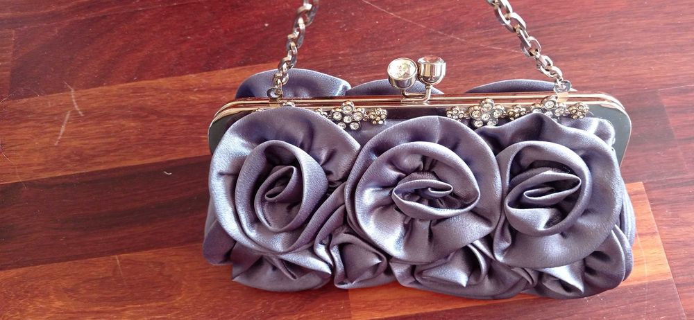 Piękna torebka z różami i kamieniami, mała