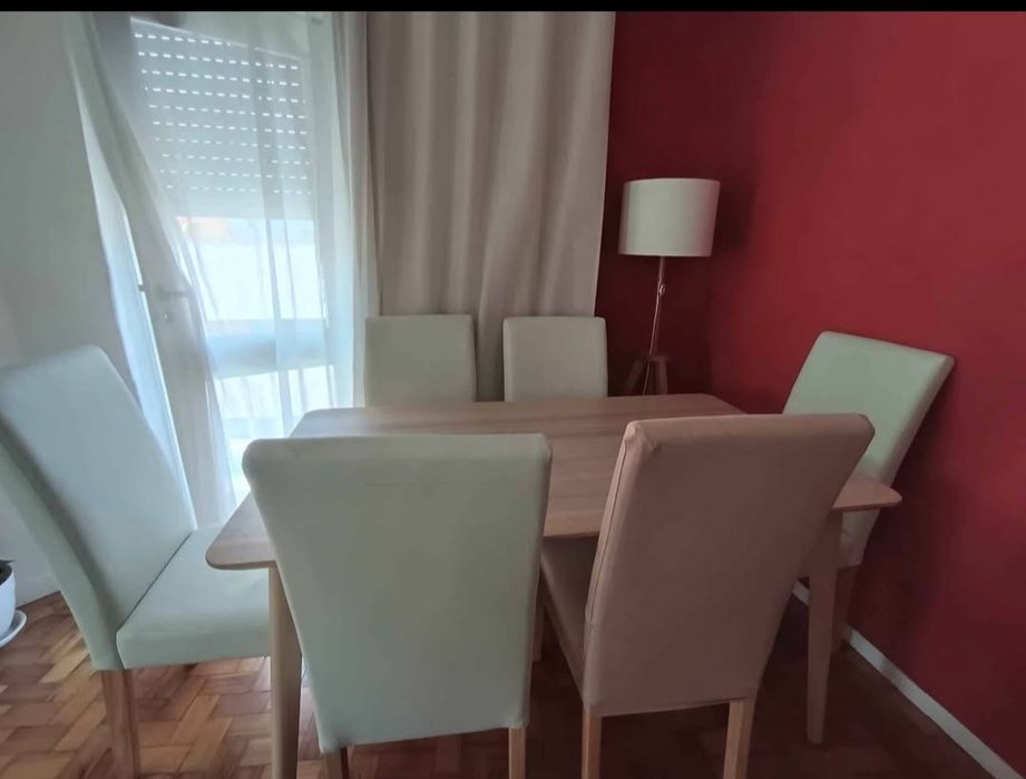 Vendo mesa + 6 cadeiras brancas + capas de cadeira