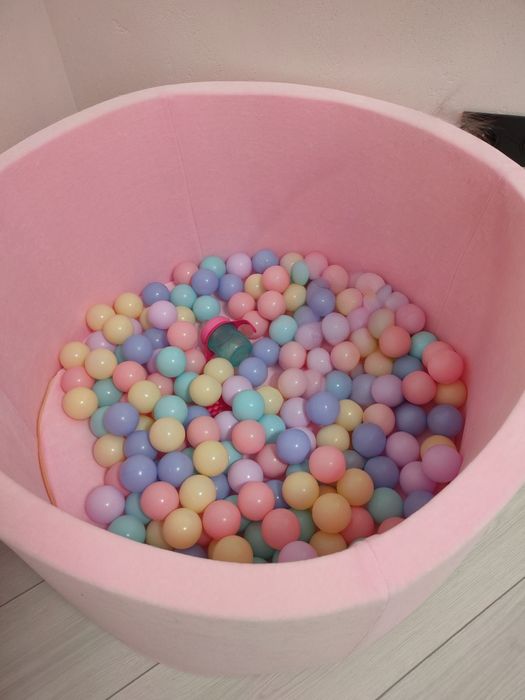 Сухий басейн з кульками