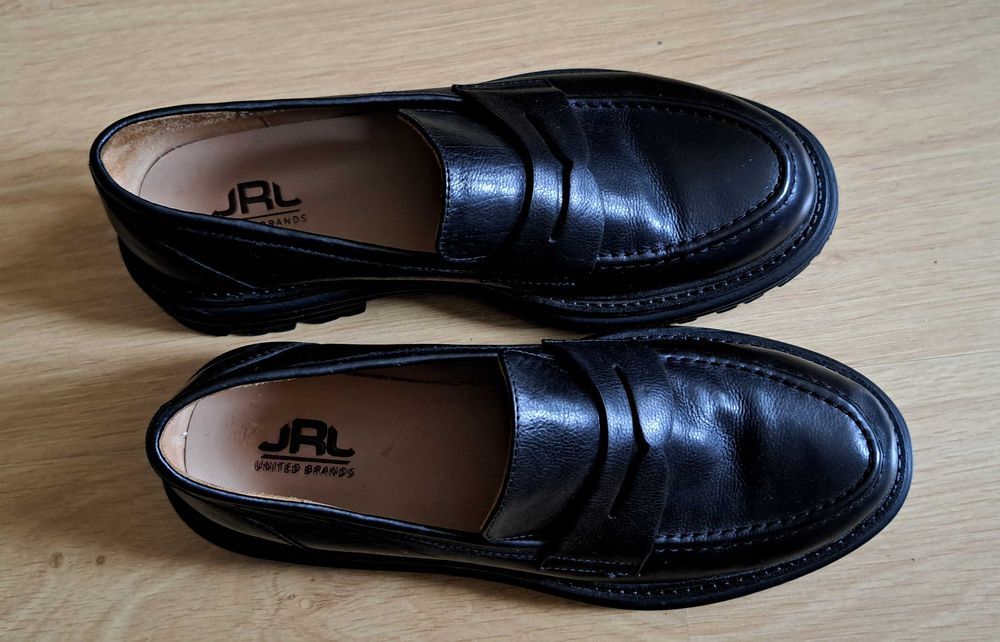 Продам нові шкіряні туфлі