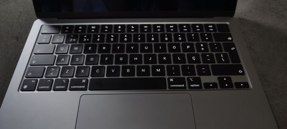 Vendo MacBook Air M2, como novo.