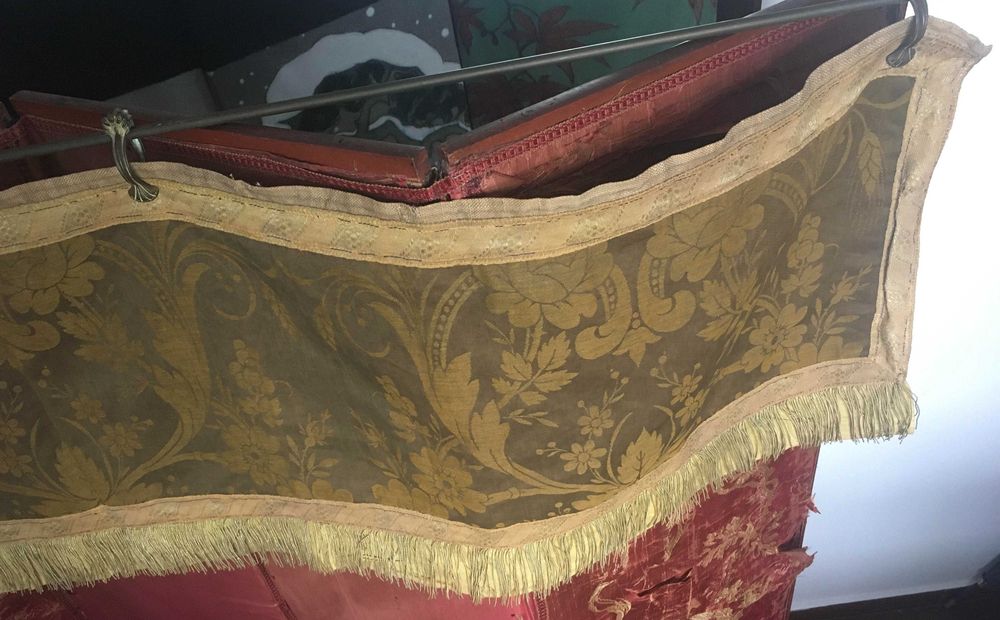 Brocado com franja SecXVIII e talha em madeira maciça Sec XIX