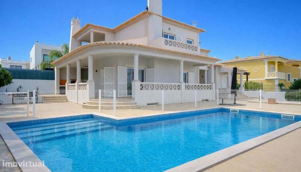 Moradia V3+1 com piscina, à venda em Albufeira, Algarve