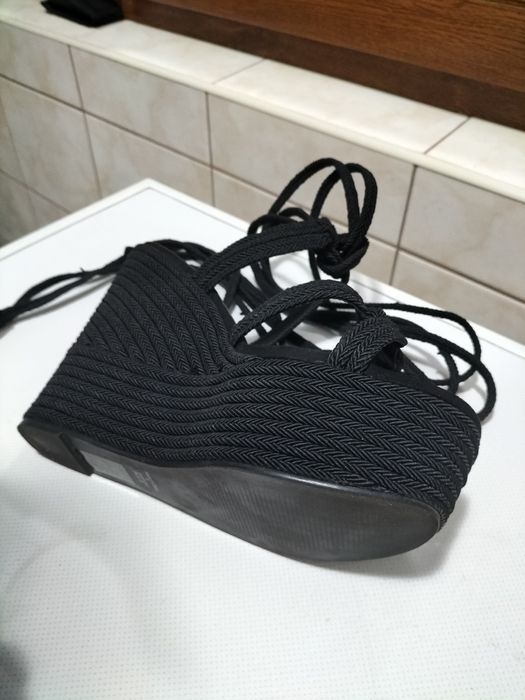 Sandały damskie na koturnie