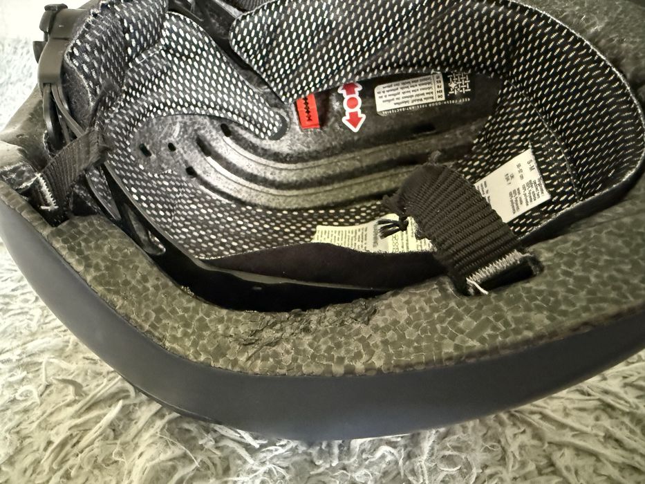 Kask Uvex exxential uszkodzony