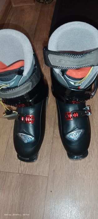Гірські жіночі черевика , дві  пари 38 р,41 р.