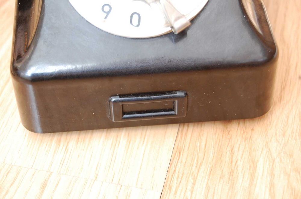 Stary telefon z bakelitu RWT z 1965 roku.