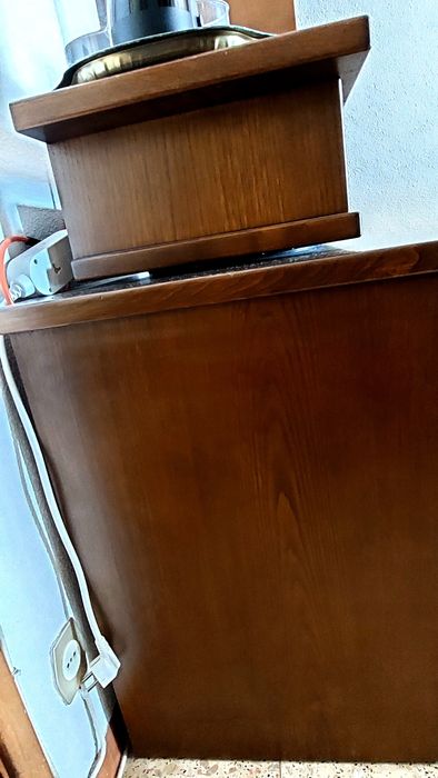 Móvel de tv com lateral, em madeira maciça de cerejeira