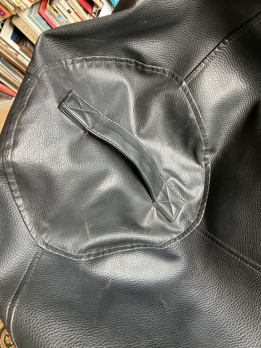 Pouf em forma pera - eco pele cor preto.
