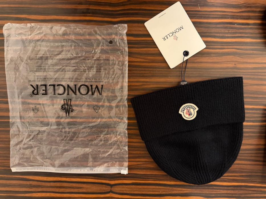 Нова Moncler шапка