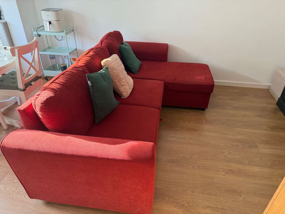 Sofá chaise longue vermelho com cama e arrumação - Estado impecável