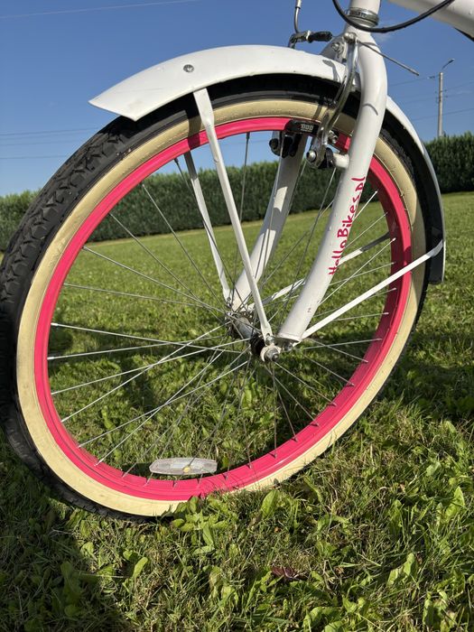 Piekny bialo -rozowy rower