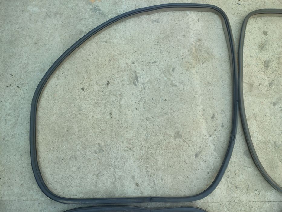 Продам уплотнители дверей на renault laguna 2