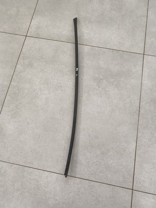 Listwa szyby przedniej PASSAT B6 KOMBI