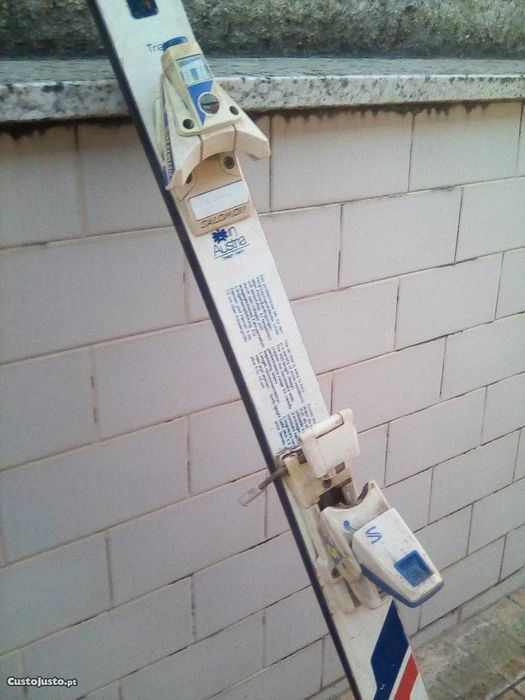 esquis de neve desportivos