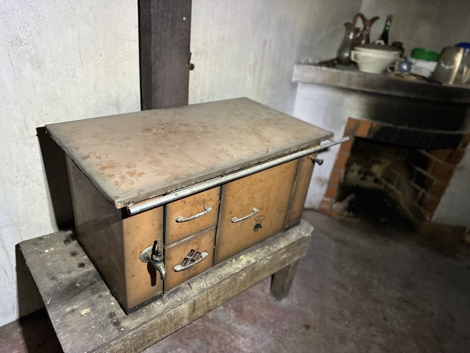 Fogao a lenha enferrujado para renovar