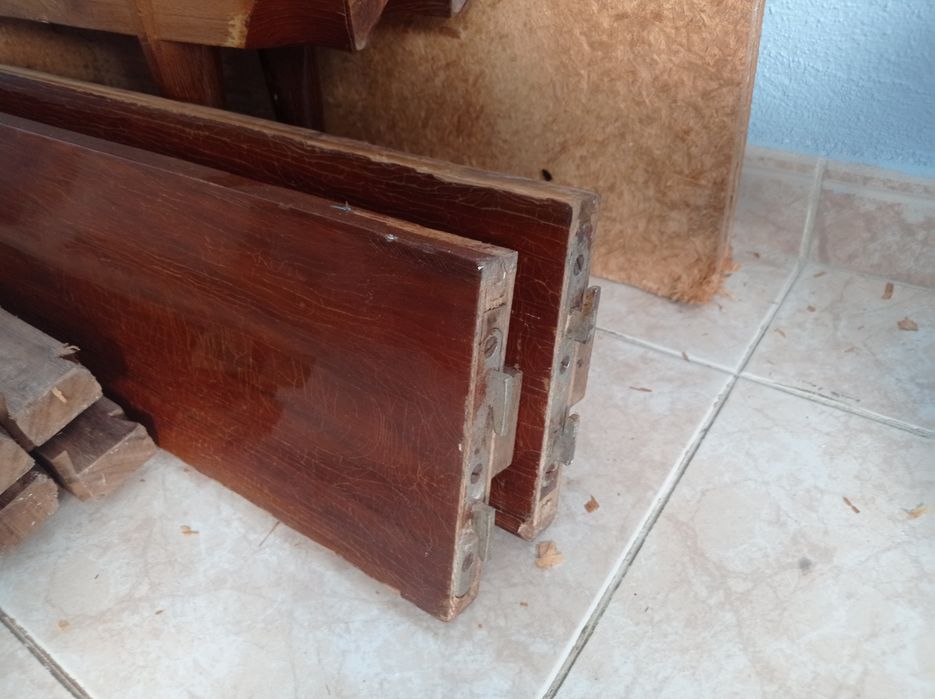 Cama e mesas de cabeçeira em estilo escandinavo de madeira maciça