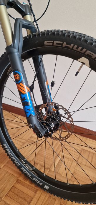 Vendo bicicleta btt em Carbono marca Giant tamanho S como nova.
