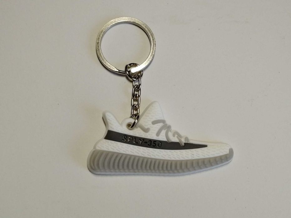Brelok wzorowany na Nike/Adidas biały PREZENT