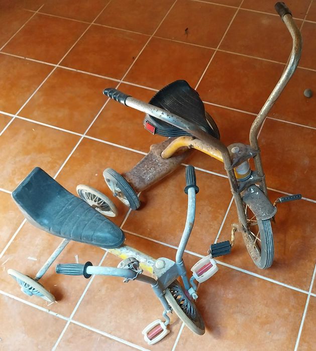 dois triciclos de criança, anos 70 e 80, para restauro