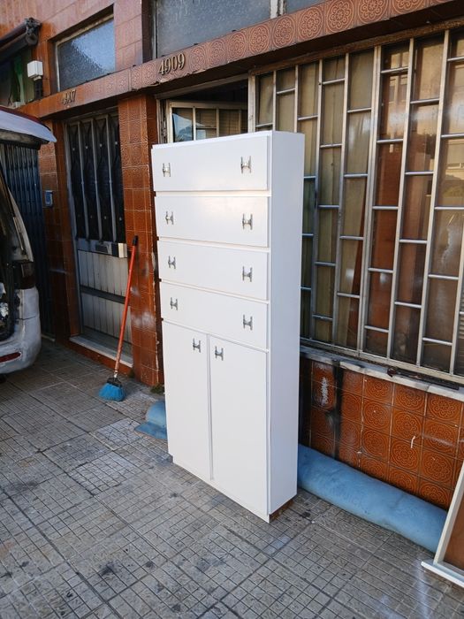Móvel  branco alto largo e estreito