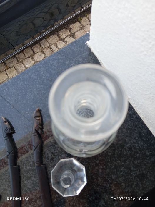 Garrafa antiga lapidada impecável