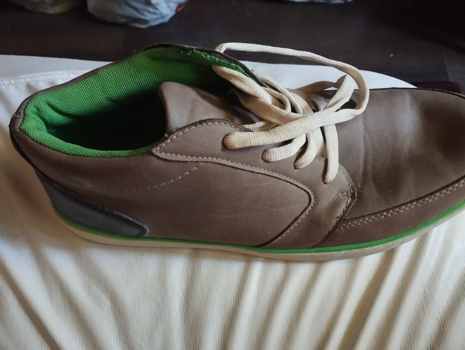 Продаю ботинки прикольные и кросовки  43  размер