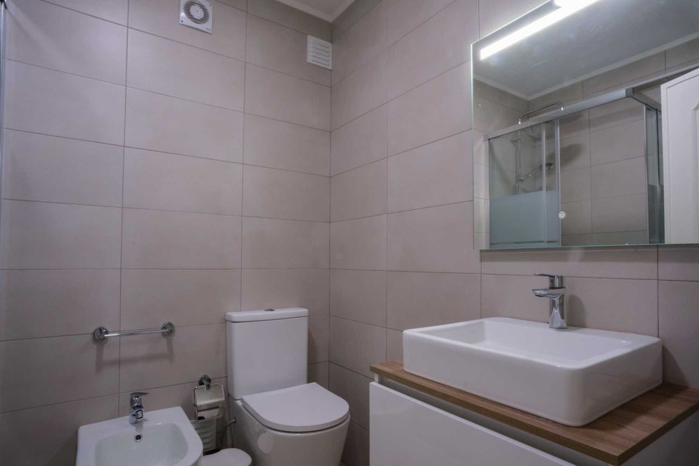 T3 renovado c/ garagem + carregamento elétrico (Metro C. Militar e Colombo)