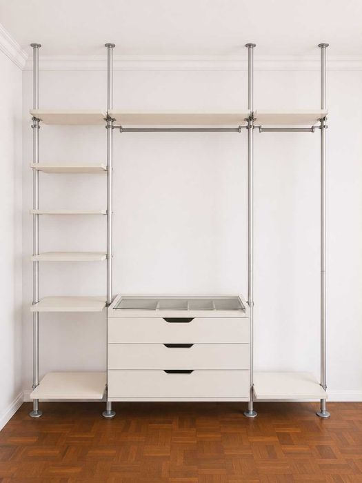 IKEA STOLMEN – sistema modular de closet/roupeiro com postes chão-teto, gavetas, prateleiras e barras para roupa.