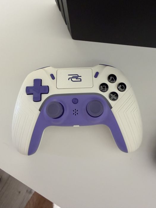 PlayStation 4 Pro 1TB Sony з двома джойстиками