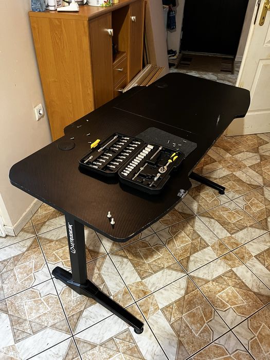 Biurko ultradesk, tesktura włókno węglowe