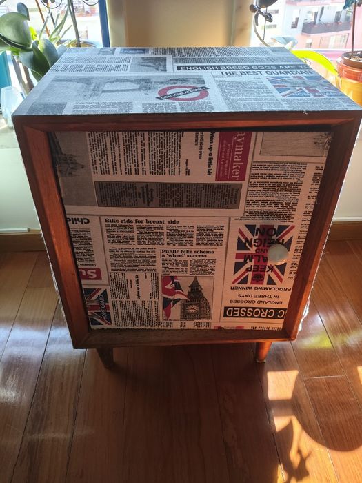 Pequeno móvel em madeira